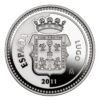 Moneda Plata 13,5 gramos Capitales Españolas LUGO La Real Casa de la Moneda lanza una emisión de 52 Monedas de Colección, dedicada a las Capitales de Provincia y Ciudades Autónomas. Moneda de Plata “Capitales Españolas – Lugo” | 13,5 gramos Descubre la exclusividad de la moneda “Capitales Españolas – Lugo”, una pieza de colección elaborada en plata con un peso de 13,5 gramos. Inspirada en el legado histórico y monumental de Lugo, esta moneda refleja la esencia cultural y arquitectónica de una de las ciudades más emblemáticas de Galicia. Su elegante diseño y acabados de alta calidad la convierten en una opción ideal para coleccionistas, amantes de la numismática o como regalo especial con gran valor simbólico. En el anverso se reproduce el escudo y nombre de Lugo. En el reverso se reproduce la Catedral y la Muralla de Lugo. Características Material: Plata Peso: 13,5 gramos Serie: Capitales Españolas Ciudad representada: Lugo Acabado de alta calidad Ideal para colección o regalo